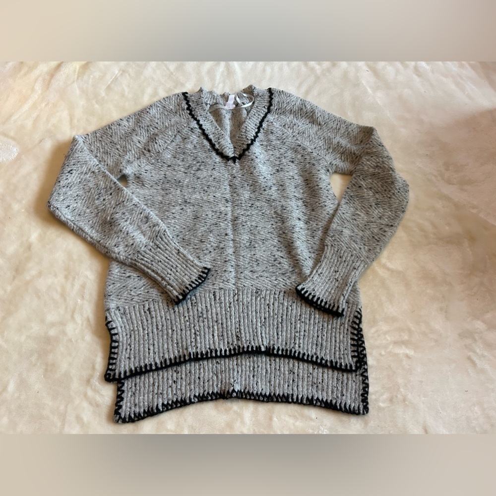 Cable & gauge woman v-neck sweater size small